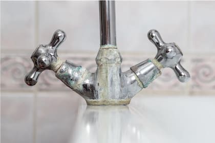 El sarro es una acumulación de minerales que se genera en superficies en contacto con el agua, como las canillas o las pavas