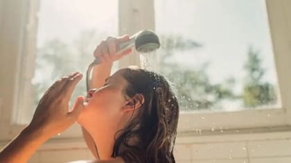 El sarro puede hacer que una ducha demore más, al no permitir que el agua salga con fuerza