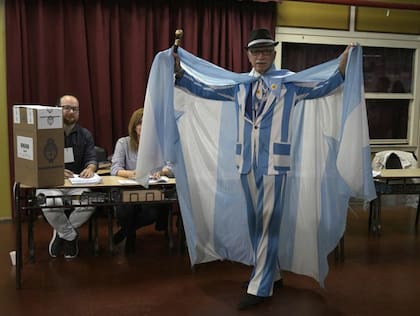 El sastre Jorge Williams asistió a votar