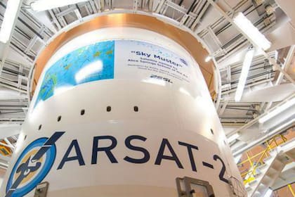 El satélite, cuando era armado en Bariloche