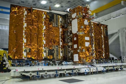 El satélite Saocom 1B con su antena desplegada, en las pruebas que se hicieron en Bariloche antes de su viaje a Cabo Cañaveral, desde donde despegará a fin de julio