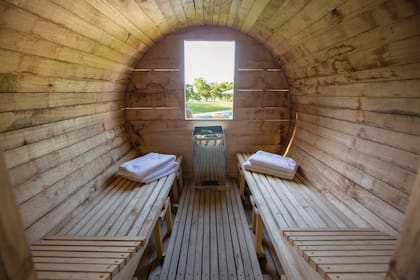 El sauna circular, traído de Mendoza, por dentro.
