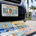 La ley que autoriza el uso de placas especiales desde el 1 de octubre para miles de conductores