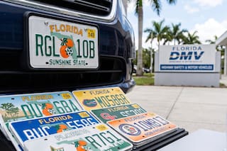 La ley que autoriza el uso de placas especiales desde el 1 de octubre para miles de conductores