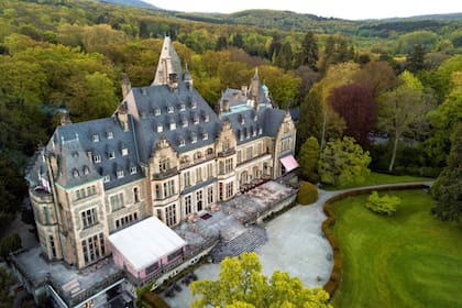 El Schlosshotel Kronberg de estilo Tudor, un castillo que actualmente es un hotel, proporcionó algunos interiores