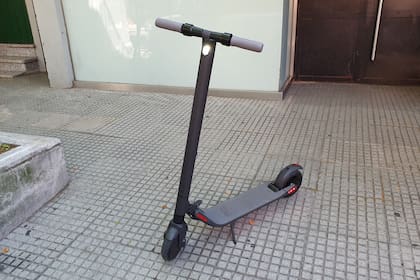 El scooter KickScooter ES1 de Segway Ninebot cuenta con una luz frontal en la barra de dirección junto a un sistema LED en la parte inferior