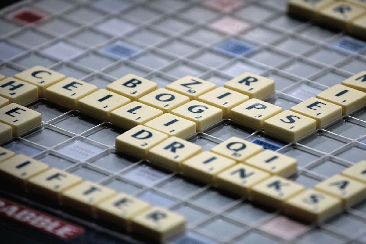 El Scrabble consiste en formar palabras a partir de fichas con distintas letras.