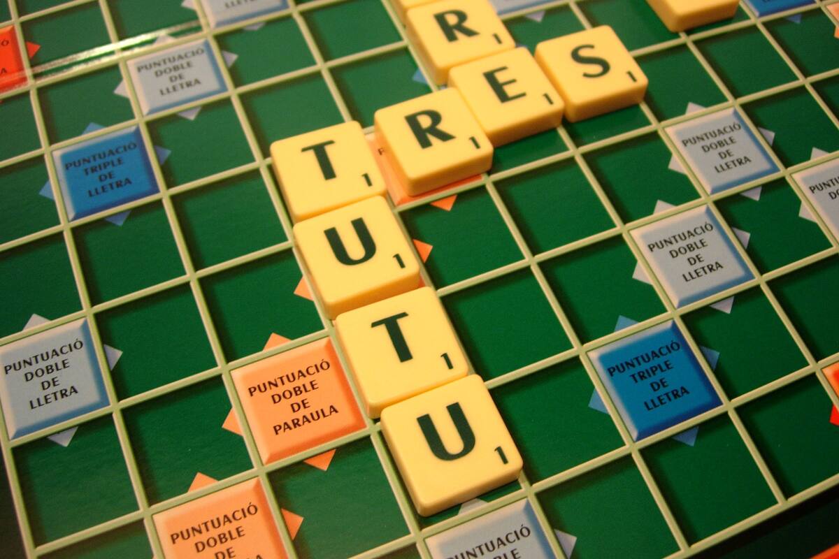 El Scrabble consiste en formar palabras a partir de fichas con distintas letras