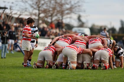 El scrum fue una fortaleza de Alumni, que sorprendió en esa faceta a CASI, un equipo virtuoso en sus forwards; ahora el ganador le lleva 7 puntos de diferencia al perdedor en la tabla.