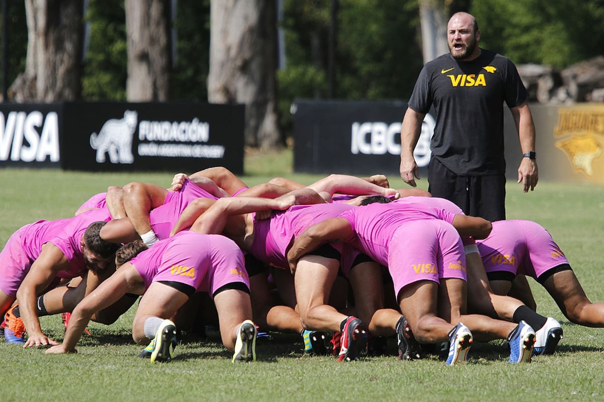 El scrum, una acción de juego repetida, en la que hay contacto entre 16 jugadores