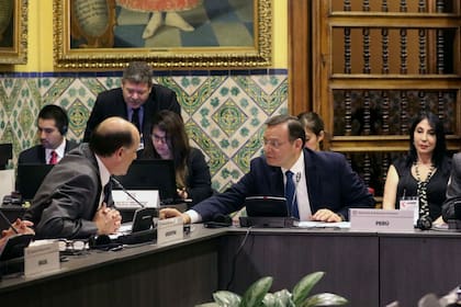 El secretario argentino de Relaciones Internacionales, Daniel Raimondi (izquierda), dialoga con el canciller peruano