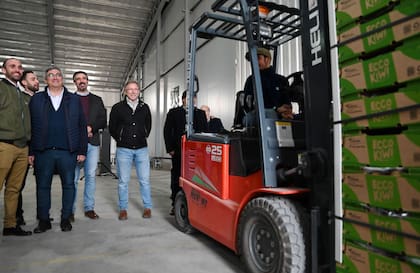 El secretario de Agricultura Bahillo junto a otros funcionarios en la planta de frío y empaque de la cooperativa inaugurada un año atrás