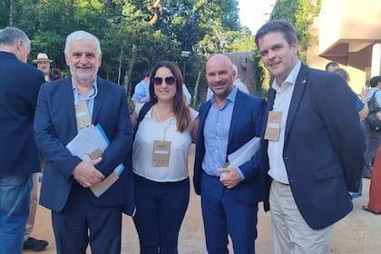 El secretario de Agricultura, Fernando Vilella; Verónica Caride, team leader del proyecto trazabilidad de productos de exportación y sustentabilidad para la Argentina de la Unión Europea; Amador Sánchez Rico, embajador para la delegación de la Unión Europea en la Argentina, y Marnix Doorn, team leader de Diálogo Argentino Alemán sobre innovaciones agropecuarias sustentables para el Ministerio de Alimentación y Agricultura de la República Federal de Alemania
