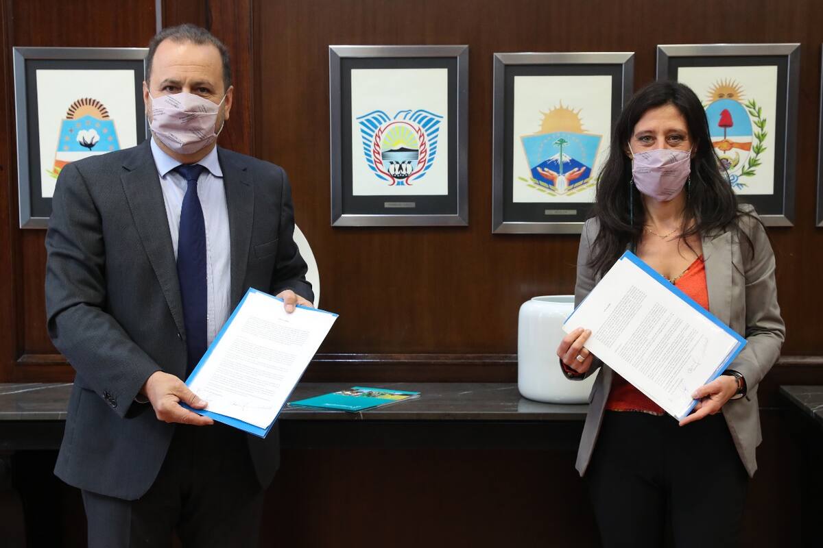 El secretario de Agricultura, Ganadería y Pesca de la Nación, Jorge Solmi, y la secretaria de Comercio Interior, Paula Español, tras la firma del acuerdo con la industria láctea