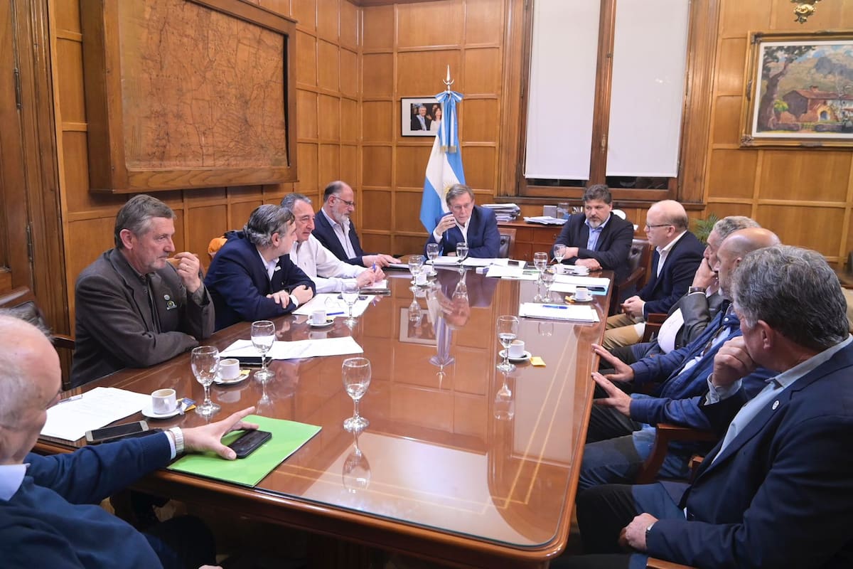 El secretario de Agricultura, Juan José Bahillo, encabezó el encuentro con los dirigentes del campo