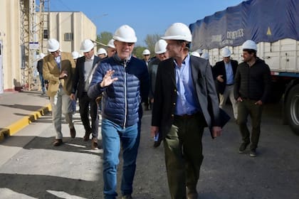 El secretario de Agricultura, Juan José Bahillo (izquierda), en la recorrida por la planta de ACA en Pergamino