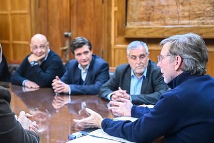 El secretario de Agricultura, Juan José Bahillo, junto a los directivos de Coviar