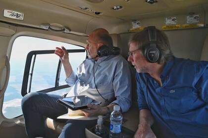 El secretario de Agricultura, Juan José Bahillo y el gobernador de Santa Fe, Omar Perotti, mientras recorrían las zonas más afectadas por la sequía