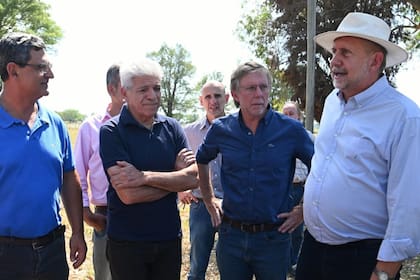 El secretario de Agricultura, Juan José Bahillo y el gobernador de Santa Fe, Omar Perotti recorrieron las zonas más afectadas por la sequía