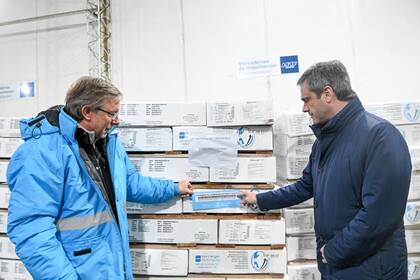 El secretario de Agricultura, Juan José Bahillo, y Guillermo Michel, titular de la Aduana, durante el decomiso