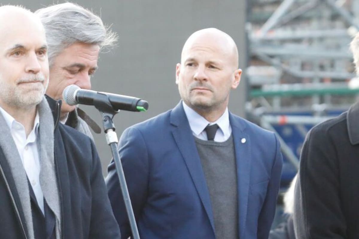 El secretario de Agricultura, Matías Lestani, tercero en la foto luego del jefe de Gobierno porteño, Horacio Rodríguez Larreta, y el presidente de la Sociedad Rural Argentina (SRA), Nicolás Pino. Foto: Ricardo Pristupluk