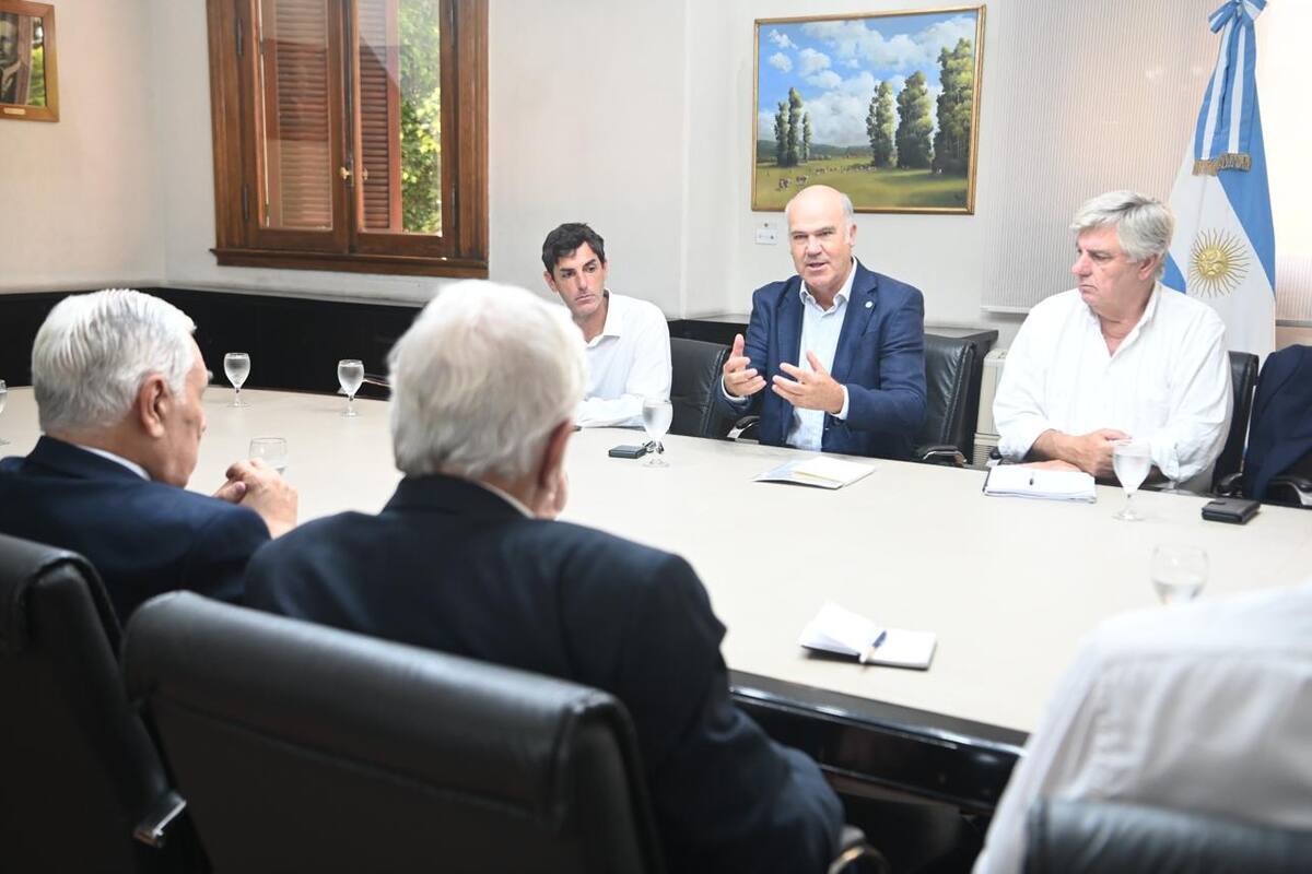 El secretario de Agricultura, Sergio Iraeta, participó con su equipo en el encuentro con los representantes de la actividad pesquera