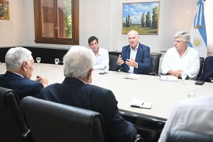 El secretario de Agricultura, Sergio Iraeta, participó con su equipo en el encuentro con los representantes de la actividad pesquera