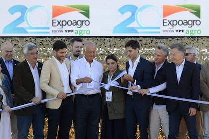 El secretario de Agricultura, Sergio Iraeta; el ministro de Desarrollo Agrario de la Provincia de Buenos Aires, Javier Rodríguez; el gobernador de Santa Fe, Maximiliano Pullaro; el titular del Banco de la Provincia de Buenos Aires, Juan Cuattromo; José Aranda (Clarín), Marcela Noble Herrera (Clarín); Santiago Passaglia, intendente de San Nicolás; Fernán Saguier, director de LA NACION, y el expresidente Mauricio Macri