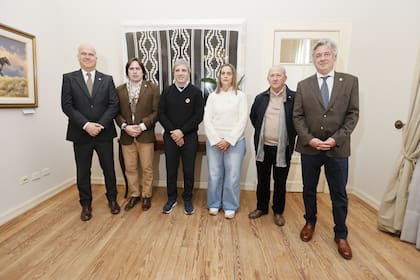 El secretario de Agricultura, Sergio Iraeta; Lucas Magnano (Coninagro), el ministro Luis Caputo; Andrea Sarnari (Federación Agraria Argentina), Carlos Castagnani (CRA) y Nicolás Pino (Sociedad Rural Argentina)