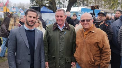 El secretario de Carbap, Ignacio Kovarsky; el presidente de la Rural de Pergamino, Pedro Jacqueline, y el presidente de Confederaciones Rurales Argentinas (CRA), Carlos Castagnani