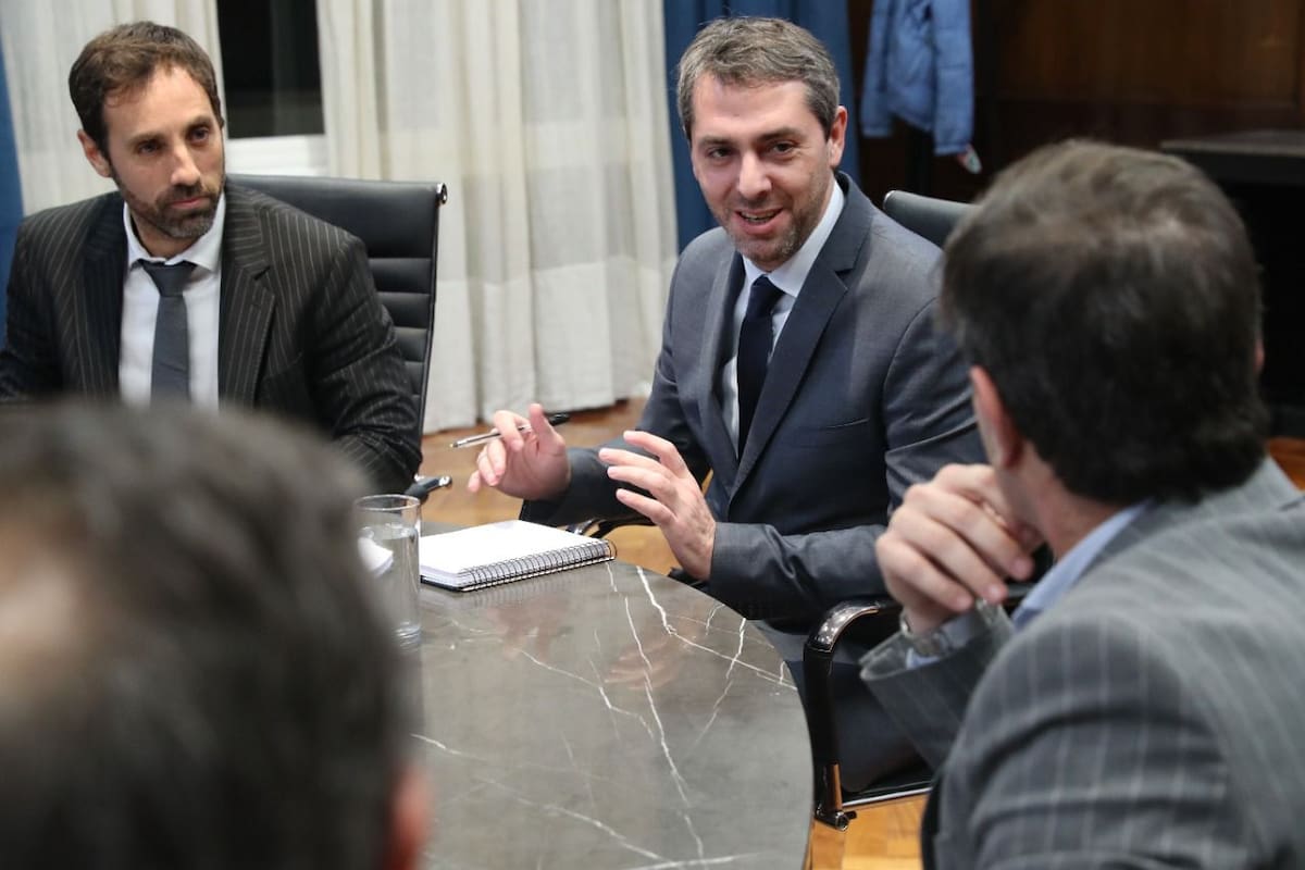 El secretario de Comercio Interior, Guillermo Hang, junto a representantes de la industrias harinera, fideera y aceitera