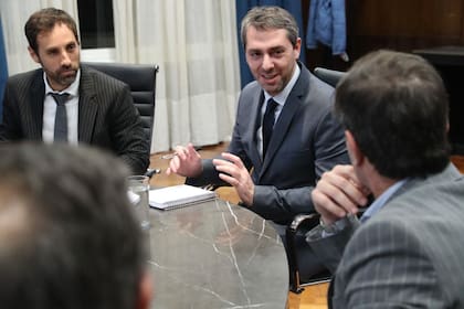 El secretario de Comercio Interior, Guillermo Hang, junto a representantes de la industrias harinera, fideera y aceitera