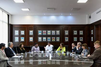 El secretario de Comercio, Matías Tombolini (en el centro), se reunió hoy con autoridades del Ministerio de Salud y representantes de los laboratorios