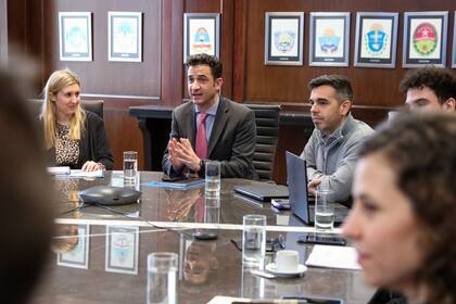 El Secretario de Comercio, Matías Tombolini, junto con autoridades de la Secretaría de Agricultura, encabezó la reunión de trabajo con representantes de las empresas lácteas y de supermercados