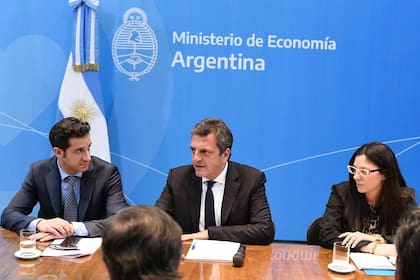 El secretario de Comercio, Matías Tombolini, y el ministro de Economía, Sergio Massa, firmaron el acuerdo con la industria textil para mantener los precios por 60 días