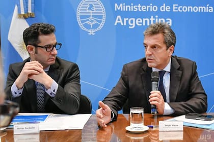 El secretario de Comercio, Matías Tombolini, y el candidato y ministro de Economía, Sergio Massa