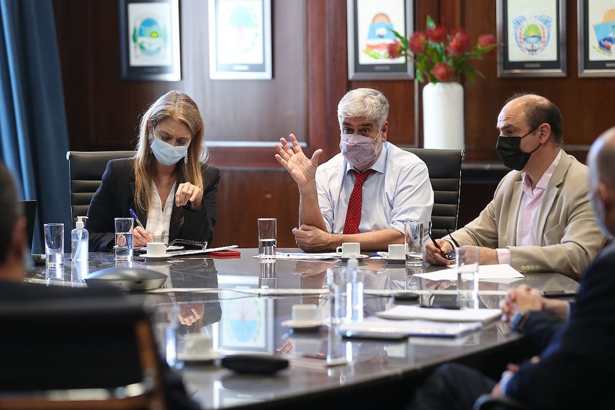 El secretario de Comercio, Roberto Feletti, acompañado por la subsecretaria Débora Giorgi, durante una reunión con comerciantes