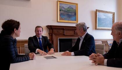 El secretario de Comunicación y Prensa de la Presidencia de la Nación, Eduardo Serenellini con el presidente de la Sociedad Rural Argentina (SRA), Nicolás Pino, y a los directivos Carlos Odriozola y Eloisa Frederking