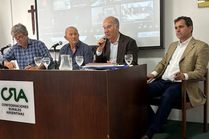 El secretario de CRA, Matías de Velazco; el presidente de CRA, Carlos Castagnani; el secretario de Agricultura, Sergio Iraeta y; el subsecretario de Producción Agropecuaria y Forestal, Manuel Chiappe