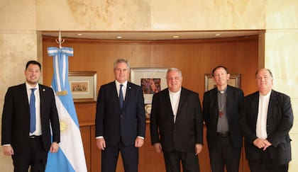 El secretario de Culto, Agustín Caulo, el canciller Quirno, el arzobispo Marcelo Colombo, el obispo Raúl Pizarro y el padre Máximo Jurcinovic, en una reunión celebrada en la Cancillería