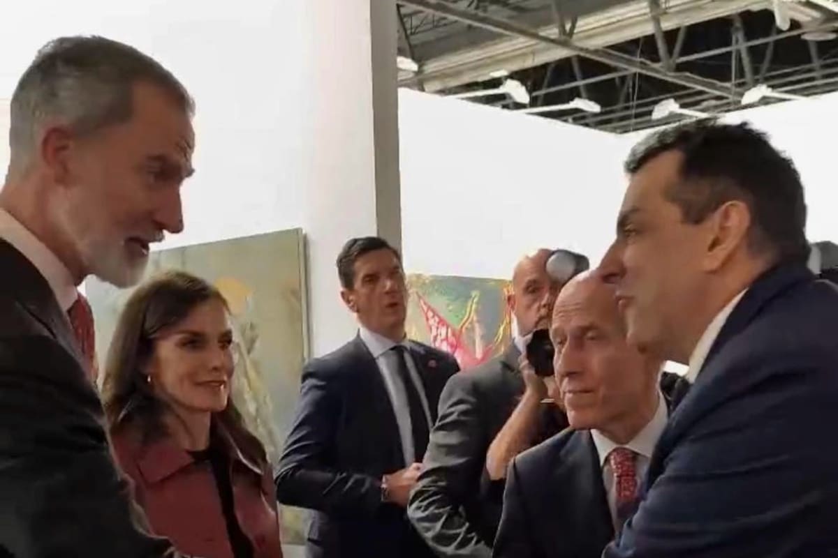 El secretario de Cultura de la Nación, Leonardo Cifelli, en la foto que fue a buscar a Madrid: el saludo con los reyes de España en ARCO