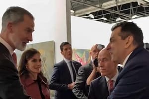 El secretario de Cultura de la Nación, Leonardo Cifelli, en la foto que fue a buscar a Madrid: el saludo con los reyes de España en ARCO