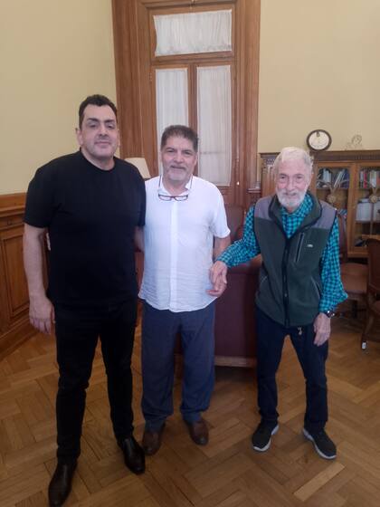 El secretario de Cultura, Leonardo Cifelli, el músico Carlos A. Cuenca y el maestro Enrique Fasuolo