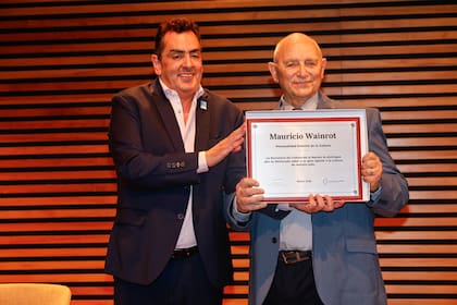 El secretario de Cultura Leonardo Cifelli entregó ayer la distinción de Personalidad Emérita de la Cultura al coreógrafo Mauricio Wainrot, en el Palacio Libertad