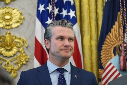 El secretario de Defensa de EEUU, Pete Hegseth, escucha al presidente Donald Trump mientras este habla en el Despacho Oval de la Casa Blanca