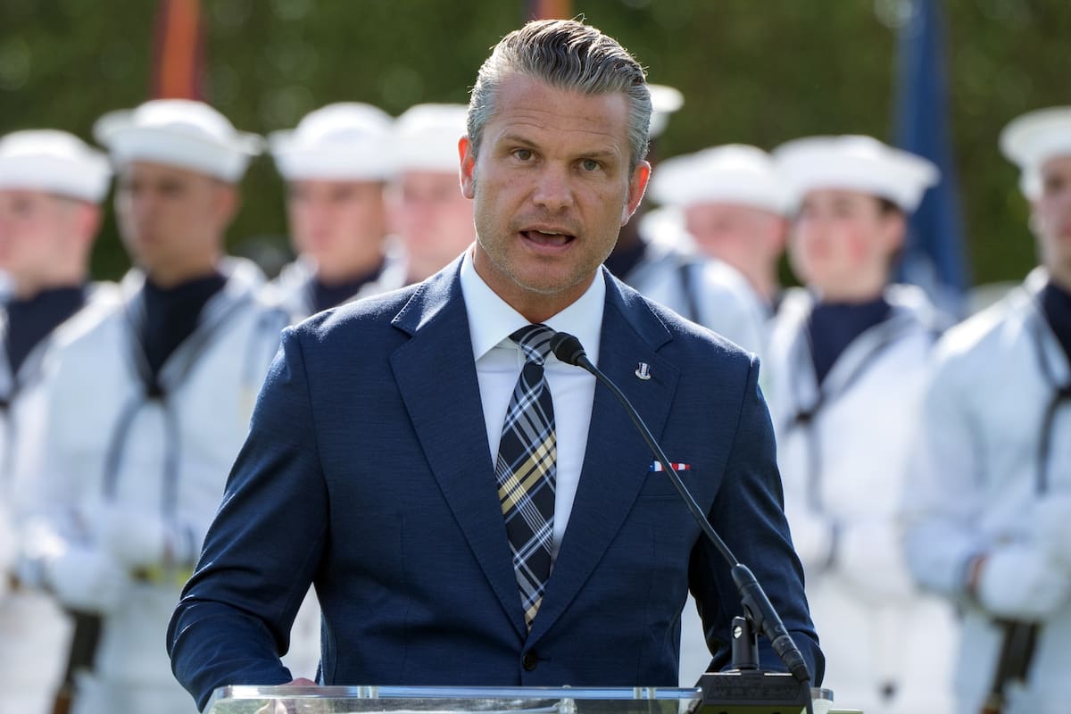 El secretario de Defensa de Estados Unidos, Pete Hegseth, habla en una ceremonia en el Día Nacional