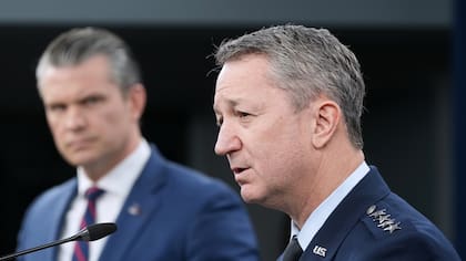 El secretario de Defensa de Estados Unidos, Pete Hegseth, escucha mientras habla el jefe del Estado Mayor Conjunto, general Dan Caine, en el Pentágono