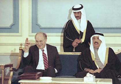 El secretario de Defensa Dick Cheney saluda durante una recepción en una base aérea en Riad, Arabia Saudita central, el 8 de febrero de 1991
