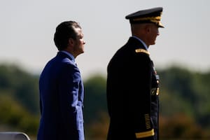 El secretario de Defensa estadounidense Pete Hegseth y el jefe del Estado Mayor del Ejército general Randy George en un evento en el Pentágono el 19 de septiembre del 2025