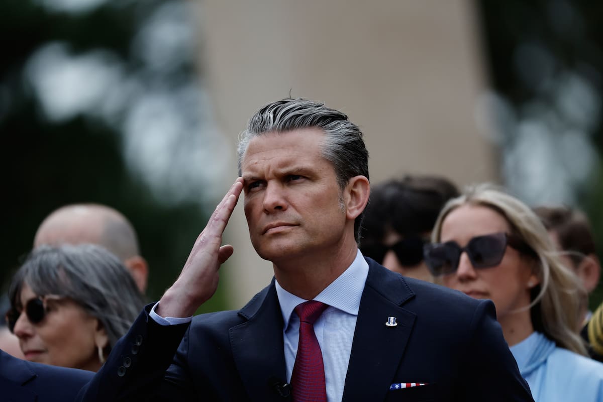 El secretario de Defensa estadounidense Pete Hegseth en las conmemoraciones del aniversario del Día D en Colleville-sur-Mer, Normandía